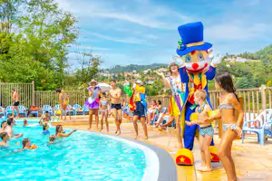 Camping Domaine des Plantas - Kinderanimation am Freibad des Campingplatzes