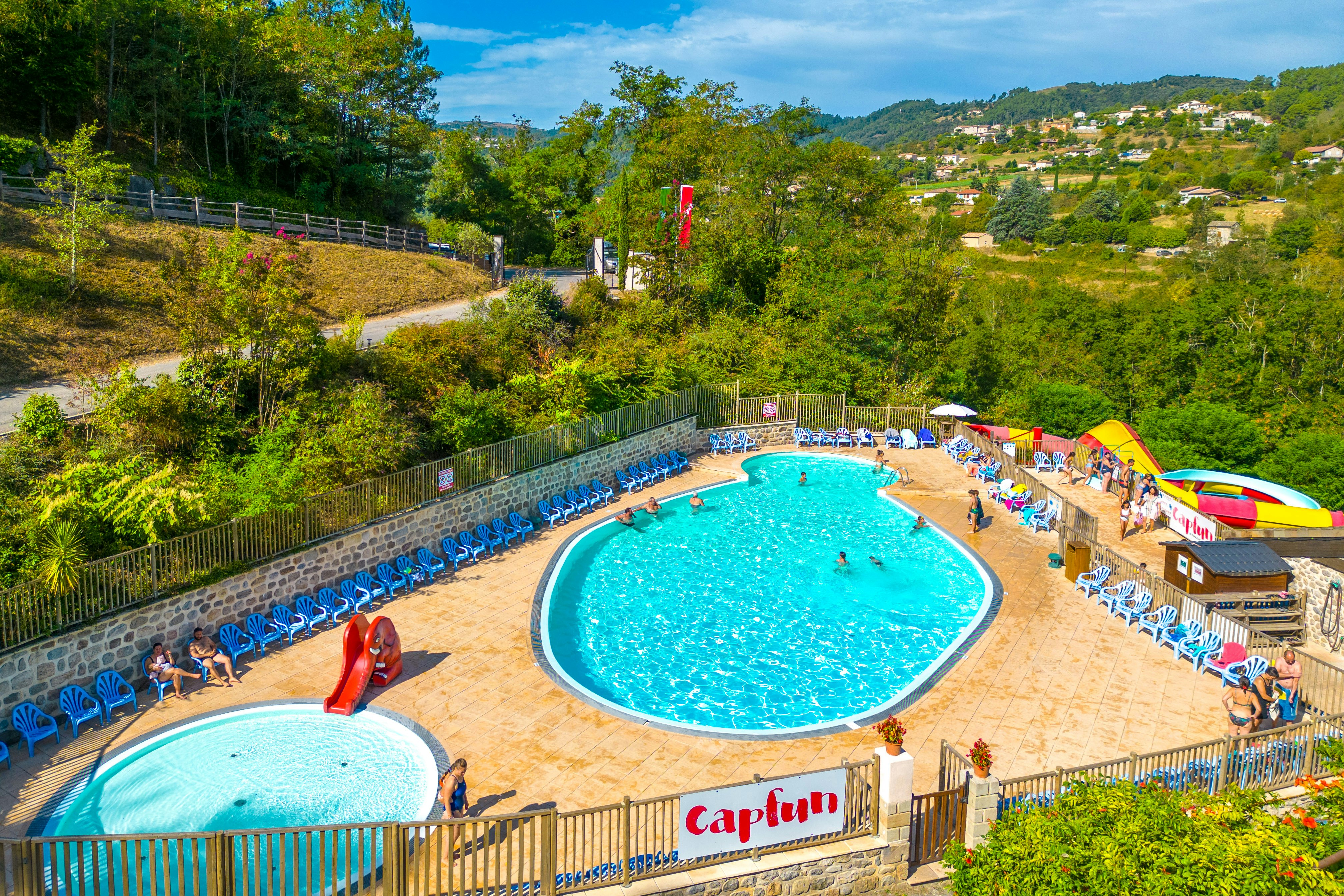 Camping Domaine des Plantas - Luftaufnahme des Freibades auf dem Campingplatz