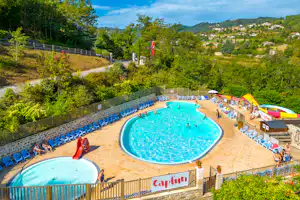Camping Domaine des Plantas - Luftaufnahme des Freibades auf dem Campingplatz