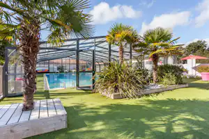 Camping Domaine des Renardières - Indoor Pool vom Campingplatz mit Glasdach