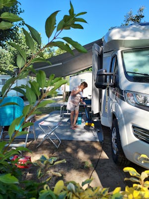 Camping Domaine des Salins - Camperin putzt vor ihrem Wohnwagen