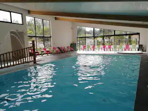 Camping Domaine des Salins - Hallenbad auf dem Campingplatz