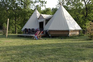 Camping Domaine d'Escapa - Glamping Zelt mit Veranda auf der Stühle stehen
