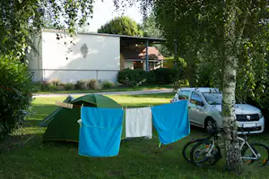 Camping Domaine du Bien Vivre - Blick auf einen Zeltplatz zwischen den Bäumen