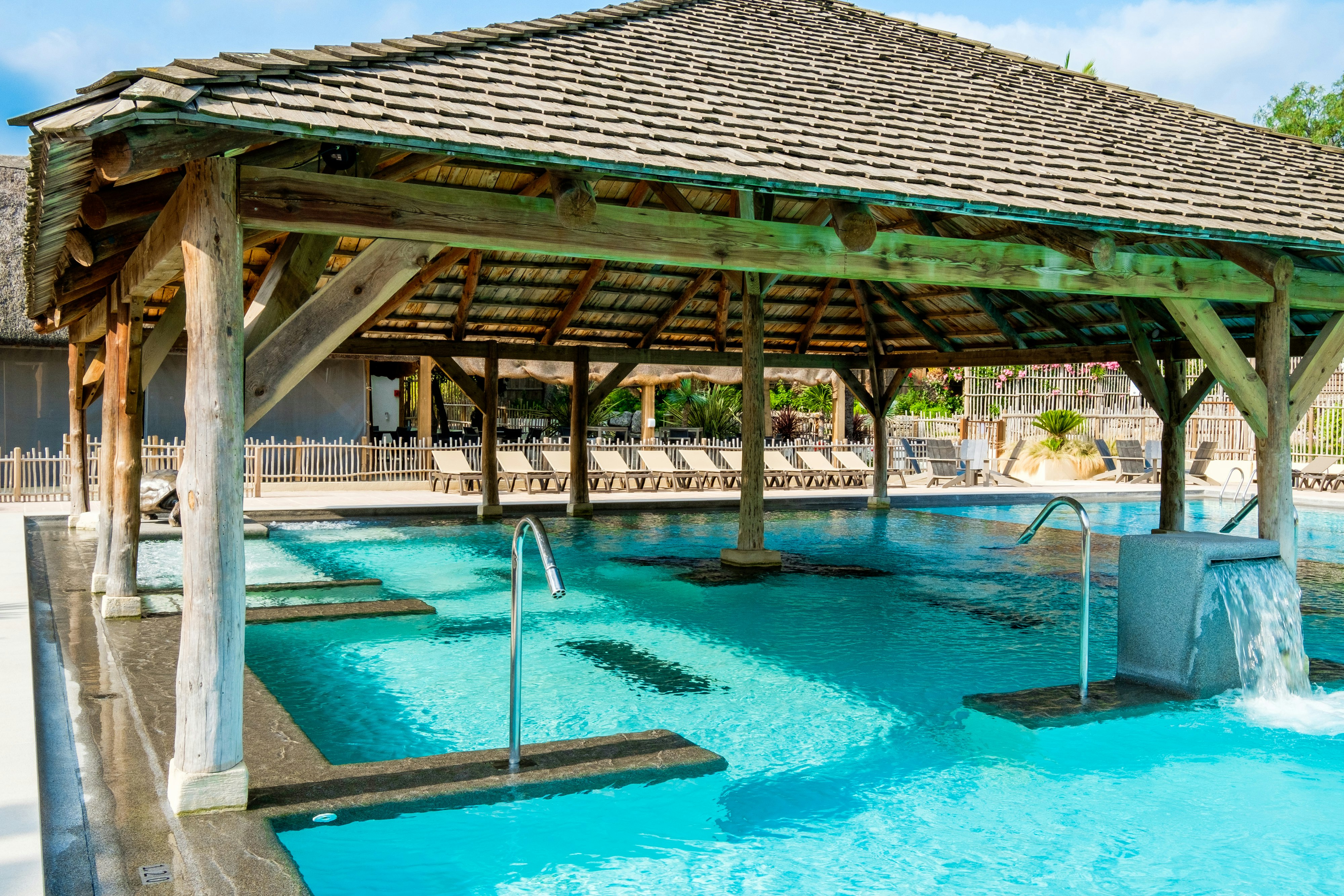 Yelloh! Village Domaine du Colombier - Pool mit Überdachung auf dem Campingplatz