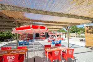 Camping Domaine du Golfe de Saint Tropez - Terrasse der Snackbar