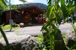 Camping Domaine du Haut des Bluches - Mobilheim-Chalets auf dem Campingplatz