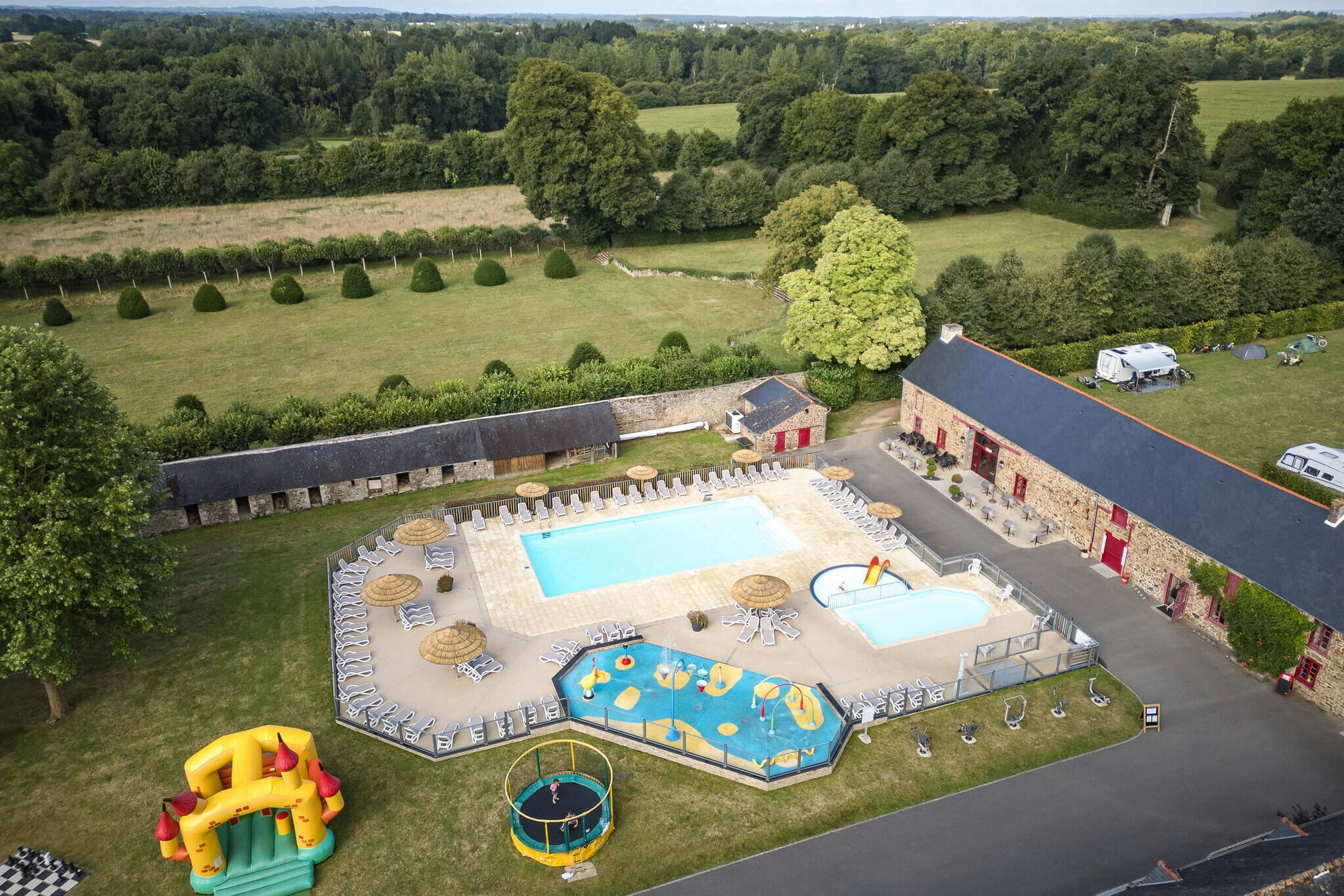 Camping Domaine du Logis  - Luftaufnahme des Campingplatzes mit Freibad auf dem Campingplatz
