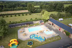 Camping Domaine du Logis - Luftaufnahme des Campingplatzes mit Freibad auf dem Campingplatz