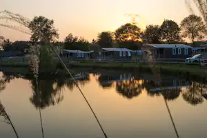 Camping Domaine du Logis - Mobilheime auf dem Campingplatz bei Sonnenuntergang