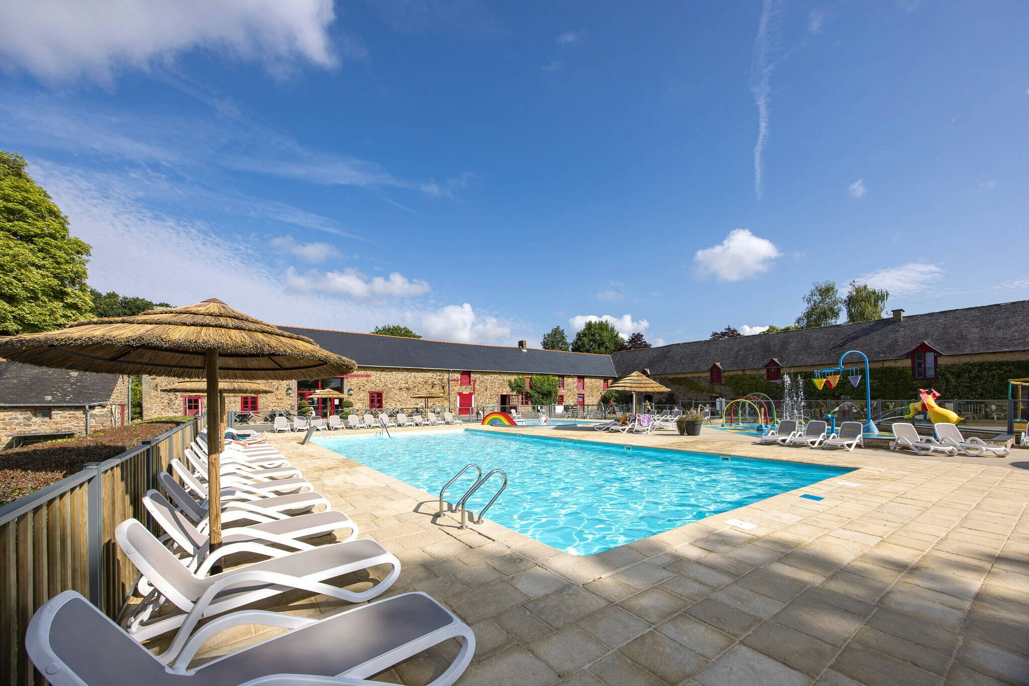 Camping Domaine du Logis  - Pool im Freien mit Liegestühlen und Sonnenschirmen