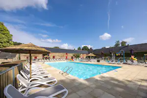 Camping Domaine du Logis - Pool im Freien mit Liegestühlen und Sonnenschirmen