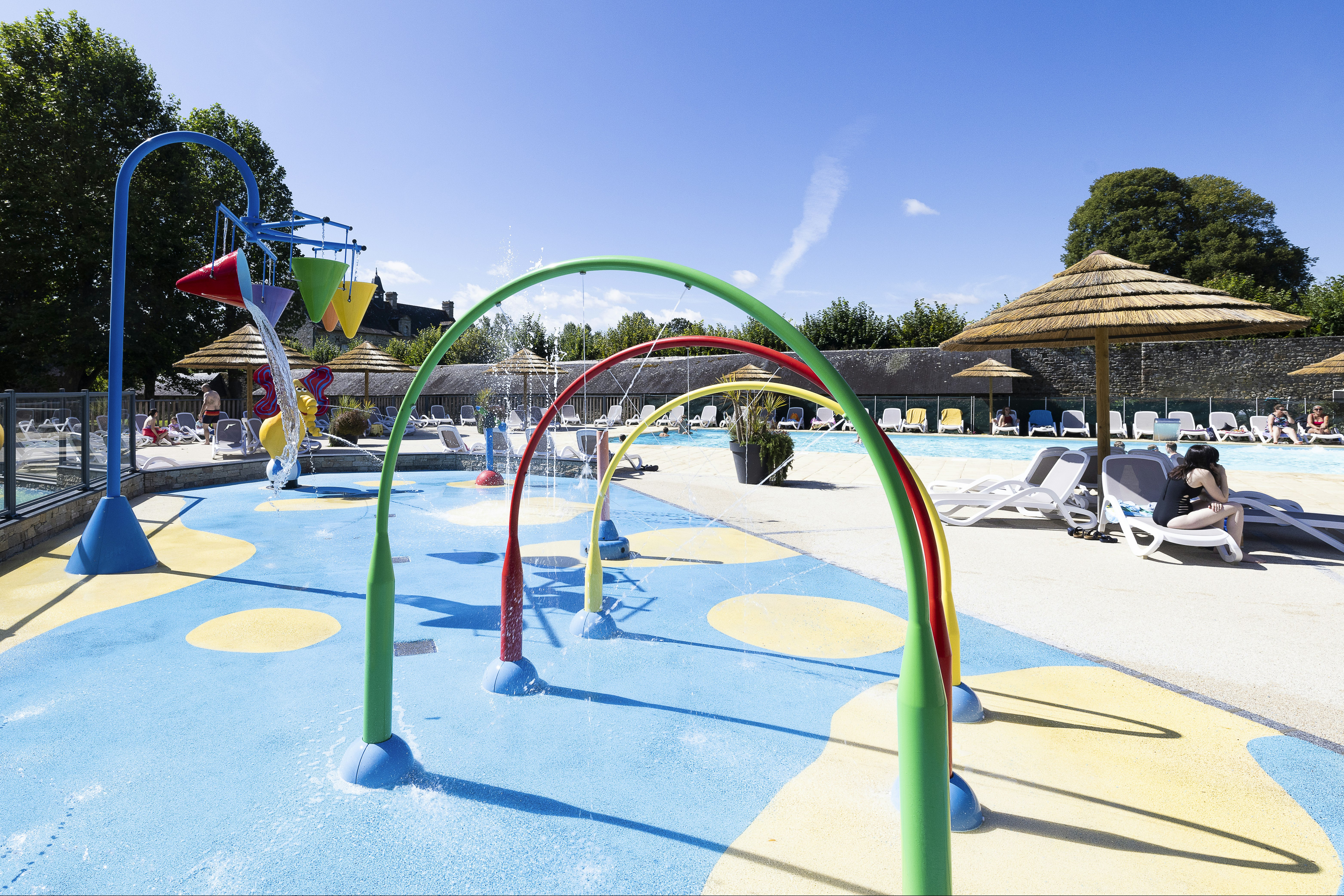 Camping Domaine du Logis - Wasserspielplatz und Pool auf dem Campingplatz