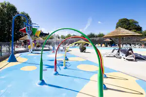 Camping Domaine du Logis - Wasserspielplatz und Pool auf dem Campingplatz