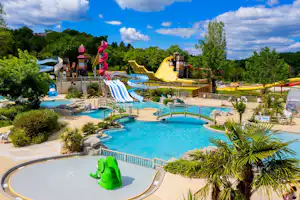 Camping Domaine Imbours - Poolbereich mit Wasserrutschen und Planschbecken