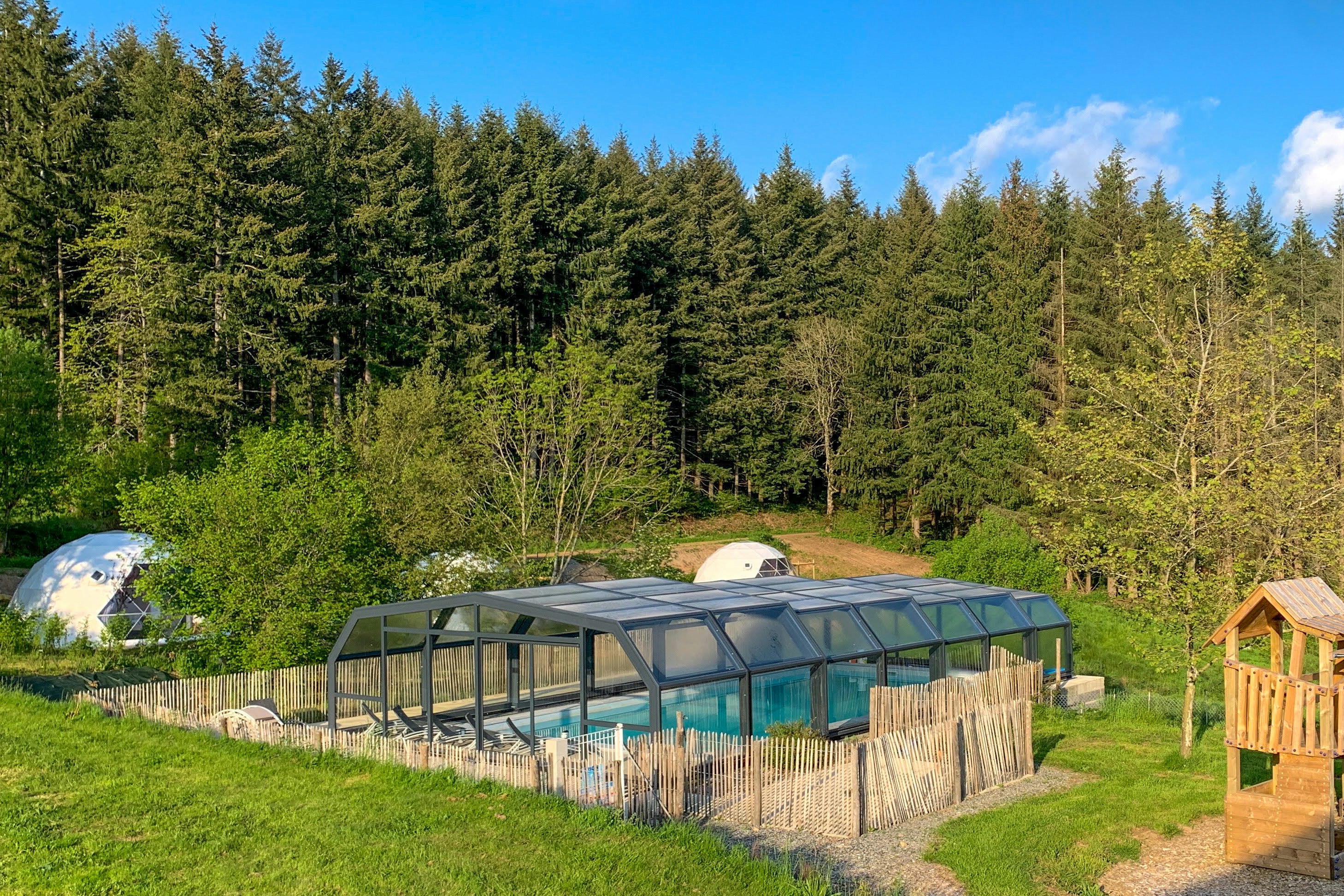 Camping Domaine La Chabanne - Überdachter Pool auf dem Campingplatz