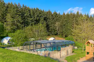 Camping Domaine La Chabanne - Überdachter Pool auf dem Campingplatz