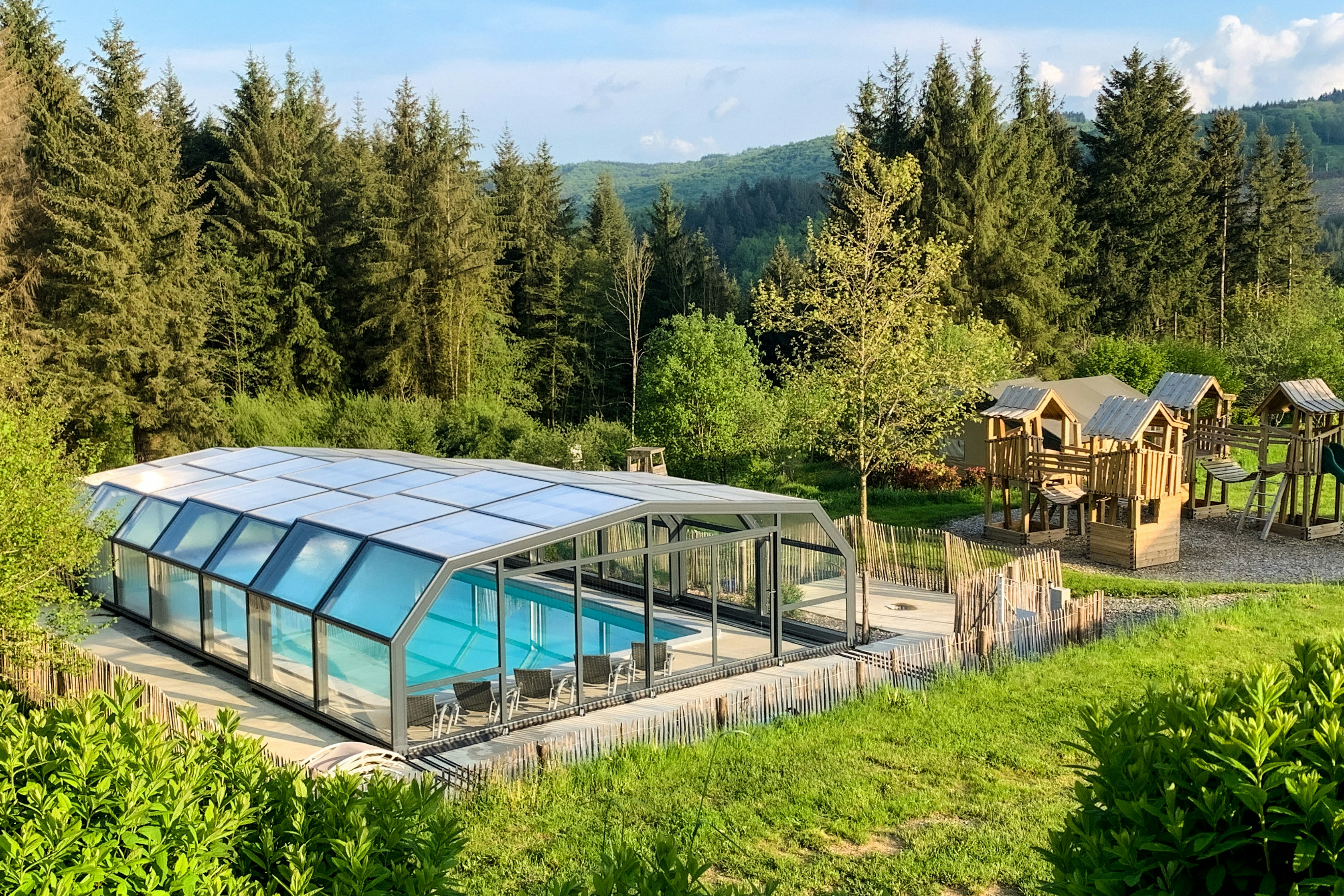 Camping Domaine La Chabanne - Blick auf den überdachten Pool auf dem Campingplatz