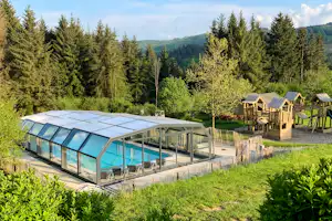 Camping Domaine La Chabanne - Blick auf den überdachten Pool auf dem Campingplatz