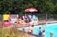 Camping Domaine La Chabanne - Campingplatz mit Pool und Sonnenschirmen