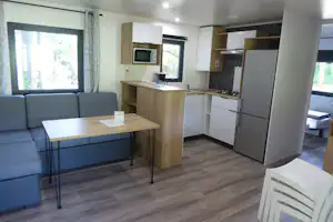 Camping Domaine la Garenne - Innenansicht eines Mobilheims mit Küche