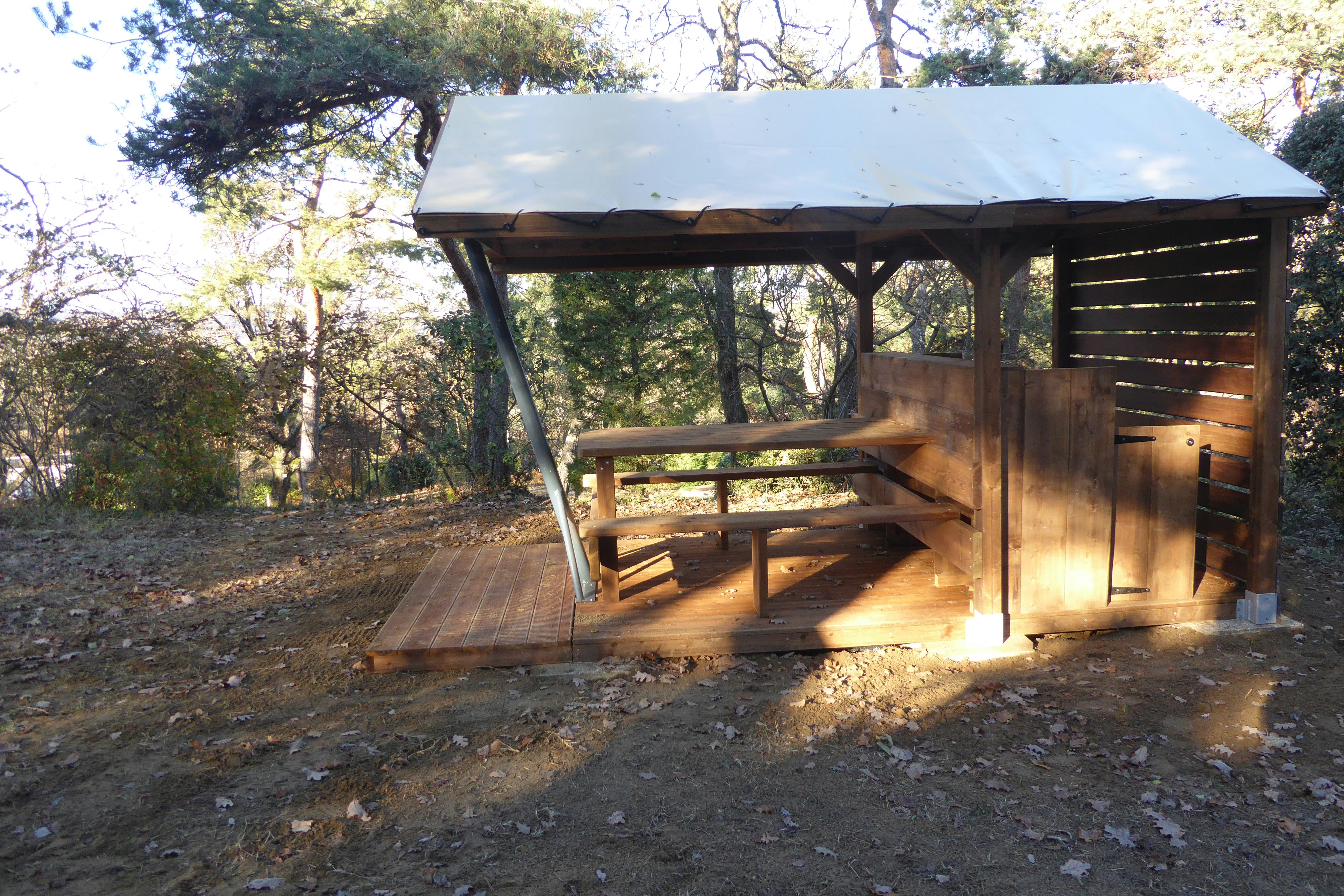 Camping Domaine la Garenne - Standplatz mit überdachter Terrasse