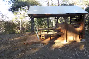 Camping Domaine la Garenne - Standplatz mit überdachter Terrasse