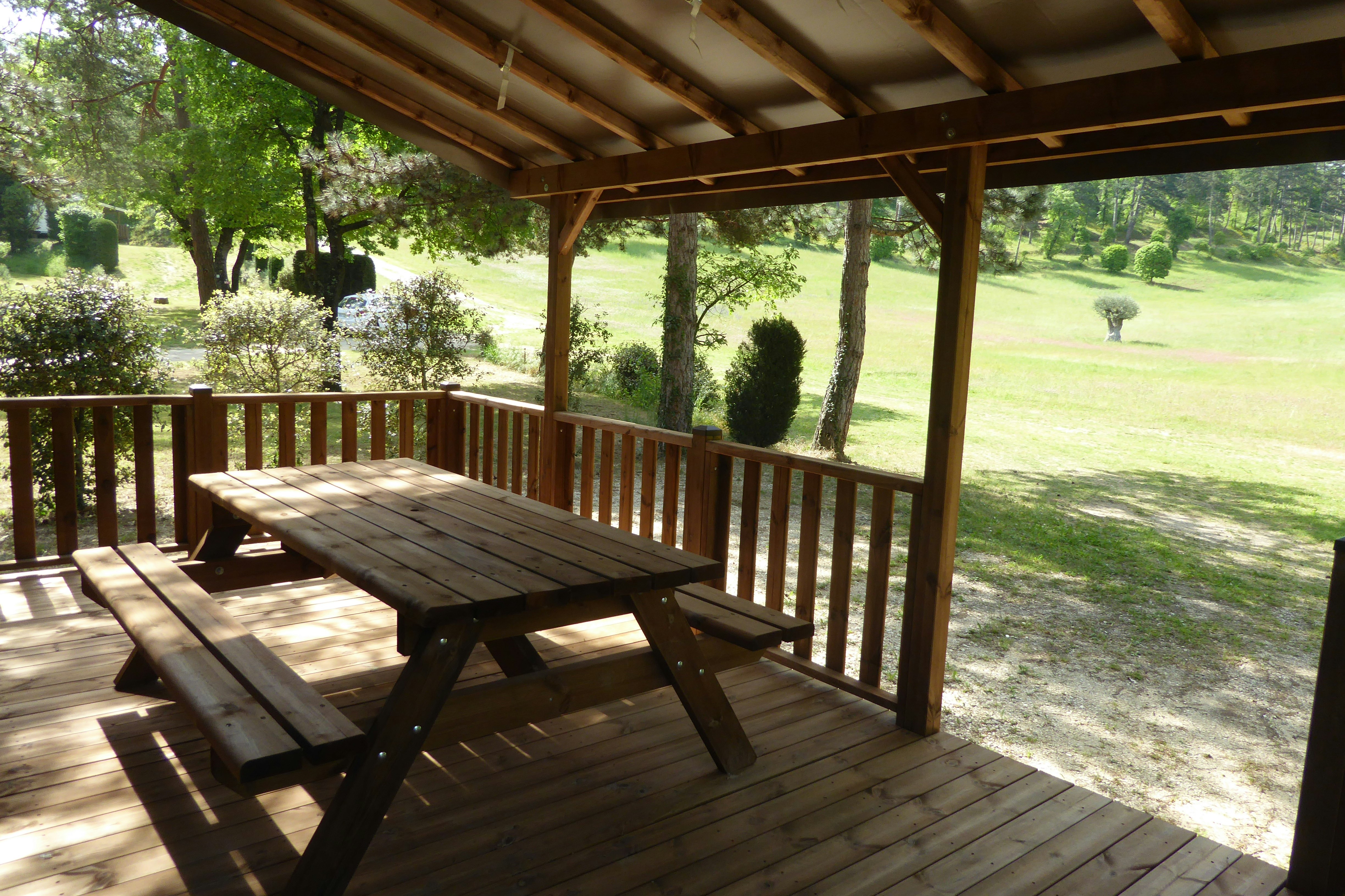 Camping Domaine la Garenne - Terrasse eines Mobilheims auf dem Campingplatz