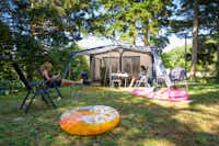 Camping Domaine la Garenne - Wohnmobil mit Vorzelt und sich entspannenden Camperinnen