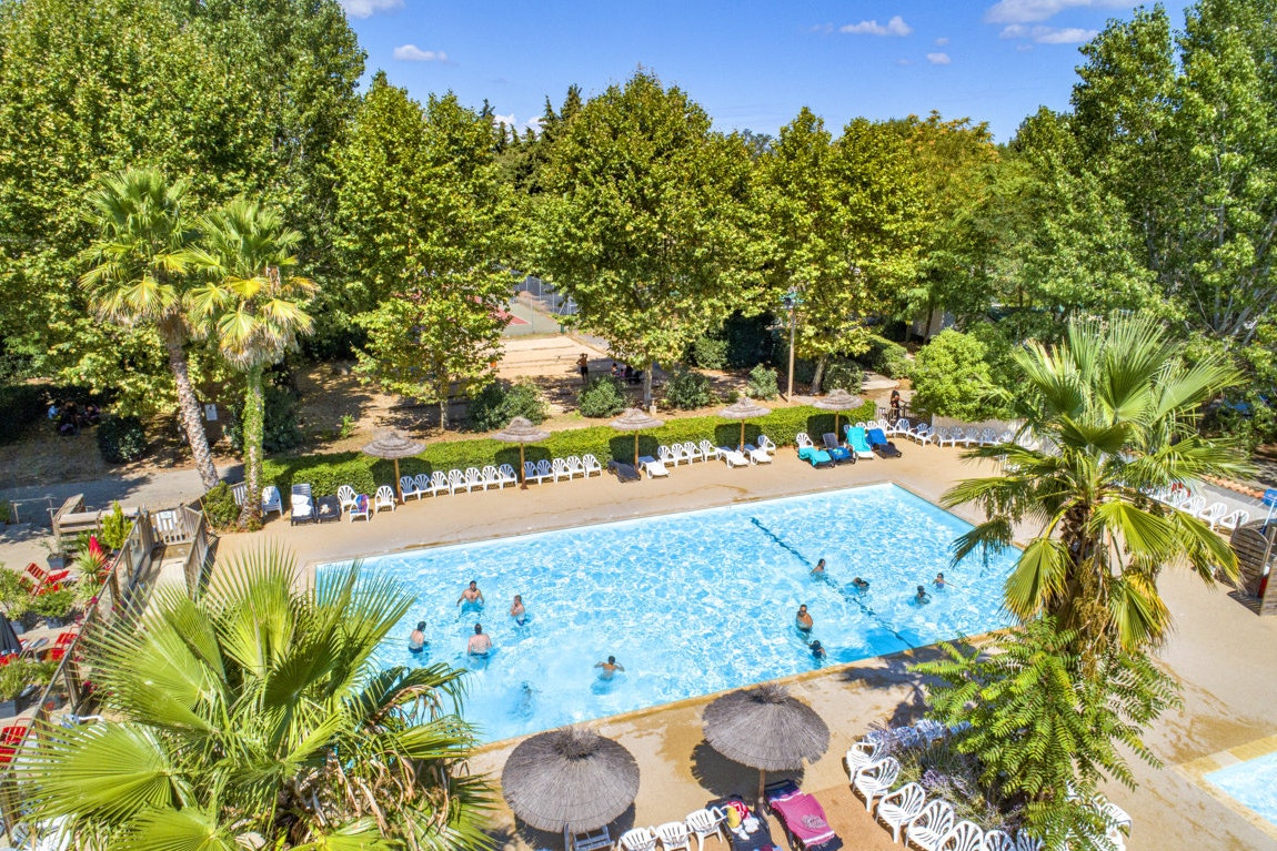 Camping Domaine La Soubeyranne - Luftaufnahme des Pools auf dem Campingplatz