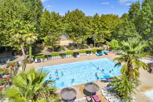 Camping Domaine La Soubeyranne - Luftaufnahme des Pools auf dem Campingplatz