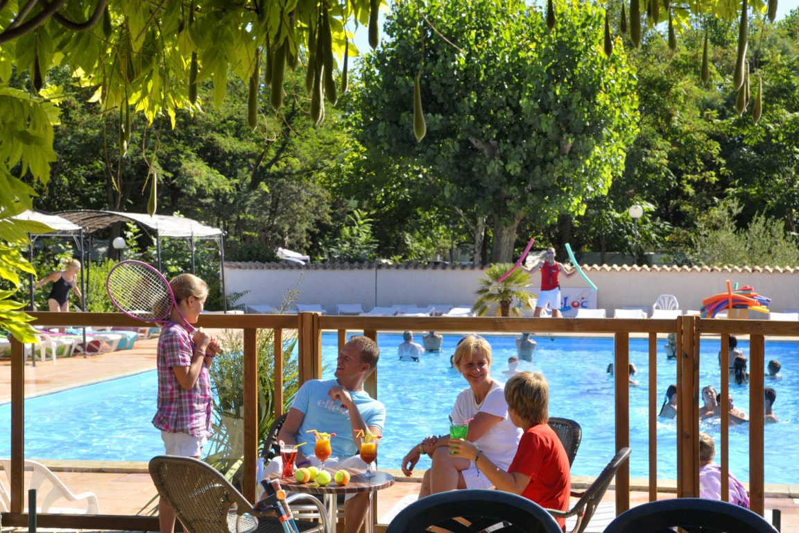 Camping Domaine La Soubeyranne - Terrasse des Restaurants am Pool des Campingplatzes