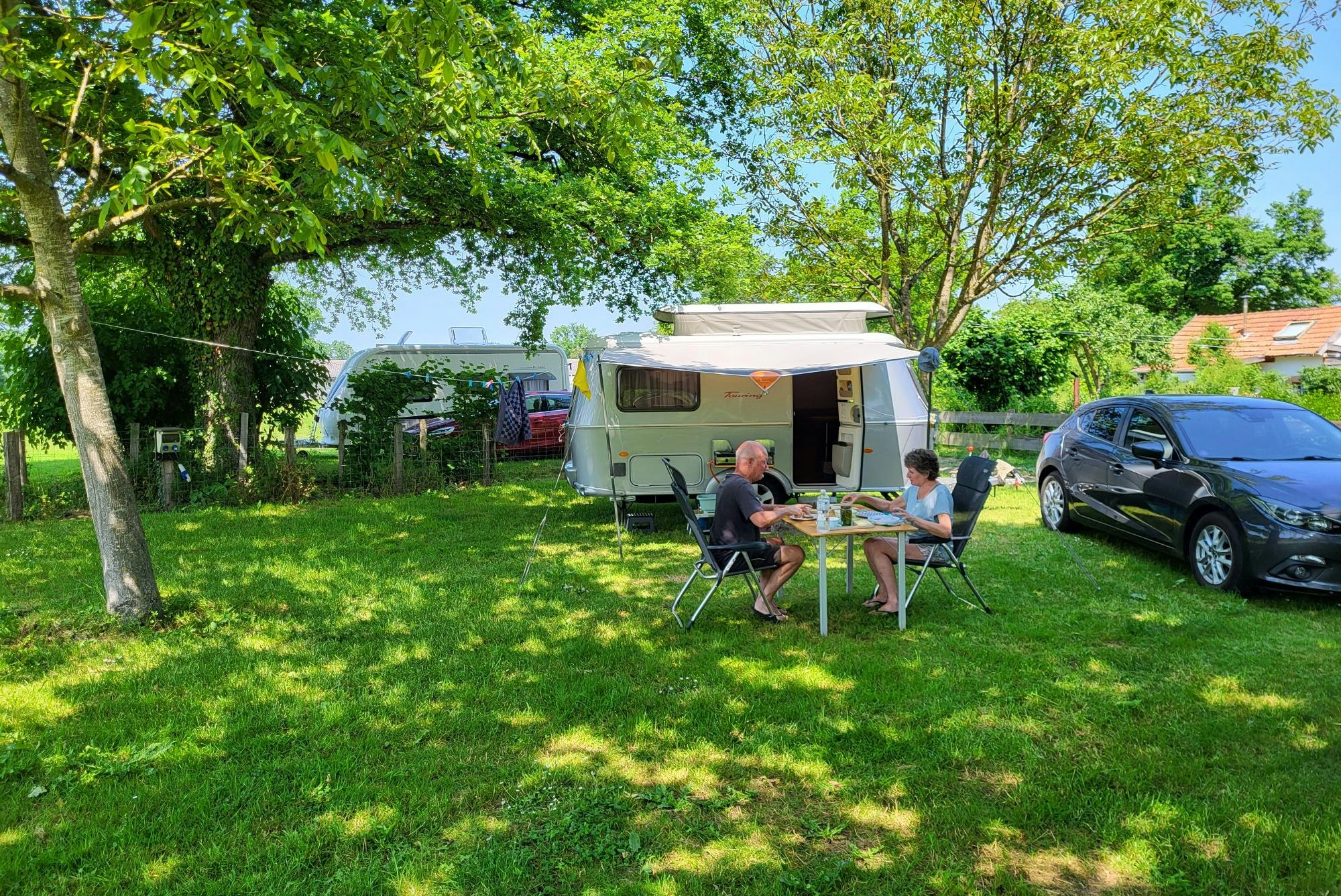 Camping Domaine La Terrasse - Standplätze im Grünen auf dem Campingplatz