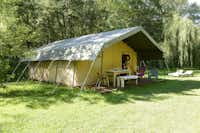 Camping Domaine Laborde  -  Camper auf der Veranda vom Mobilheim auf dem Campingplatz