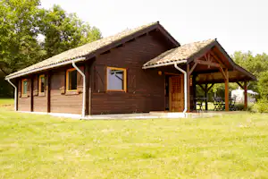 Camping Domaine Laborde - Mobilheim vom Campingplatz auf grüner Wiese