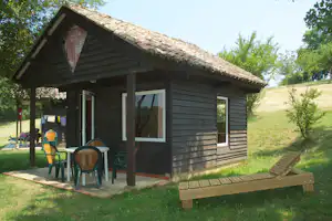 Camping Domaine Laborde - Mobilheim vom Campingplatz mit Esstisch und Liegestuhl außen