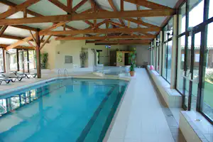 Camping Domaine Laborde - Indoor Pool vom Campingplatz
