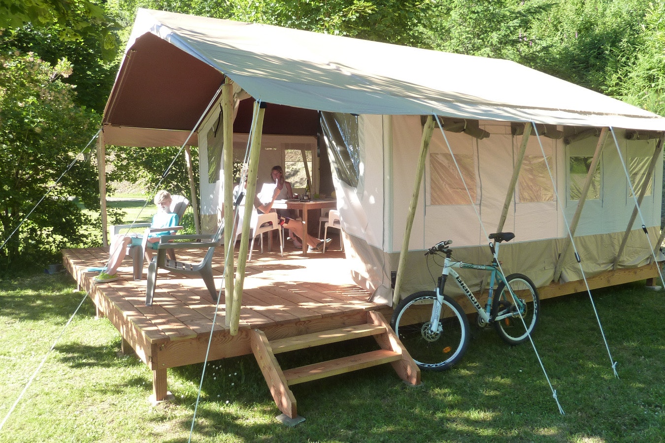 Camping Domaine Lacanal - Glamping-Zelt auf dem Campingplatz