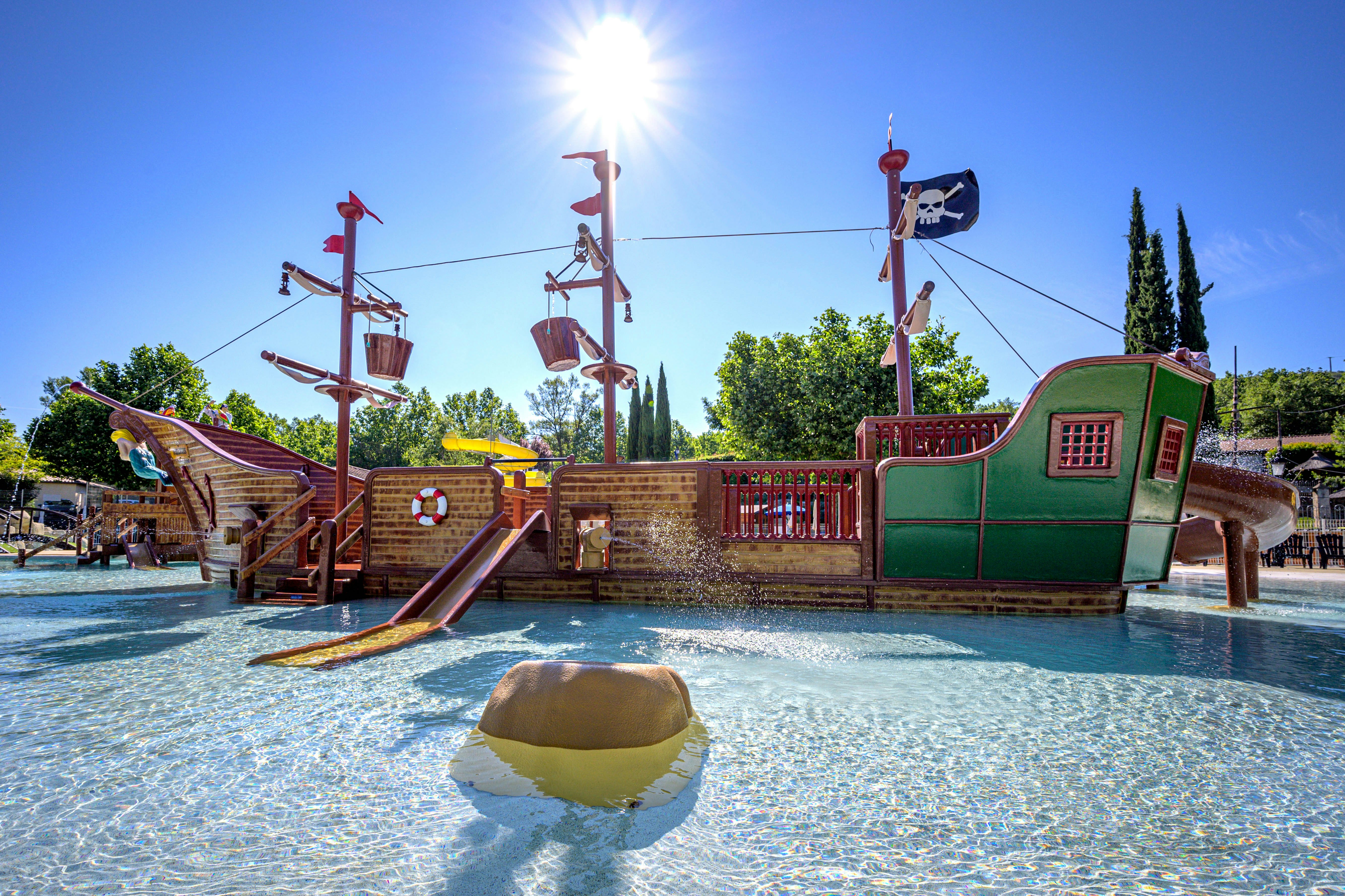 Camping Domaine Le Pommier - Piratenschiff im Kinderpool
