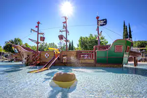 Camping Domaine Le Pommier - Piratenschiff im Kinderpool