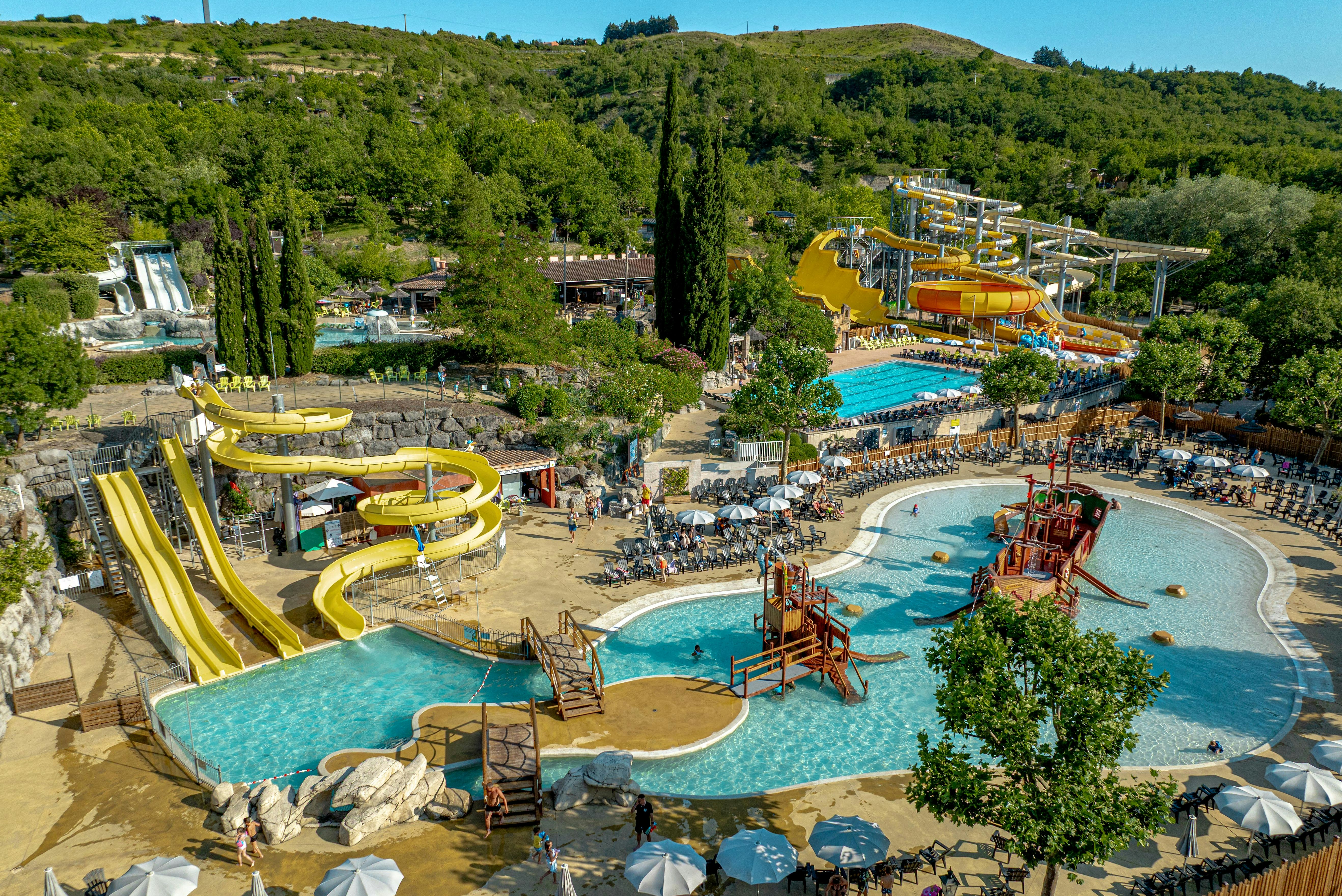 Camping Domaine Le Pommier Ciela Village - Großer Wasserpark mit mehreren Becken und Wasserrutschen