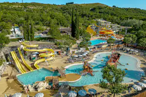 Camping Domaine Le Pommier Ciela Village - Großer Wasserpark mit mehreren Becken und Wasserrutschen