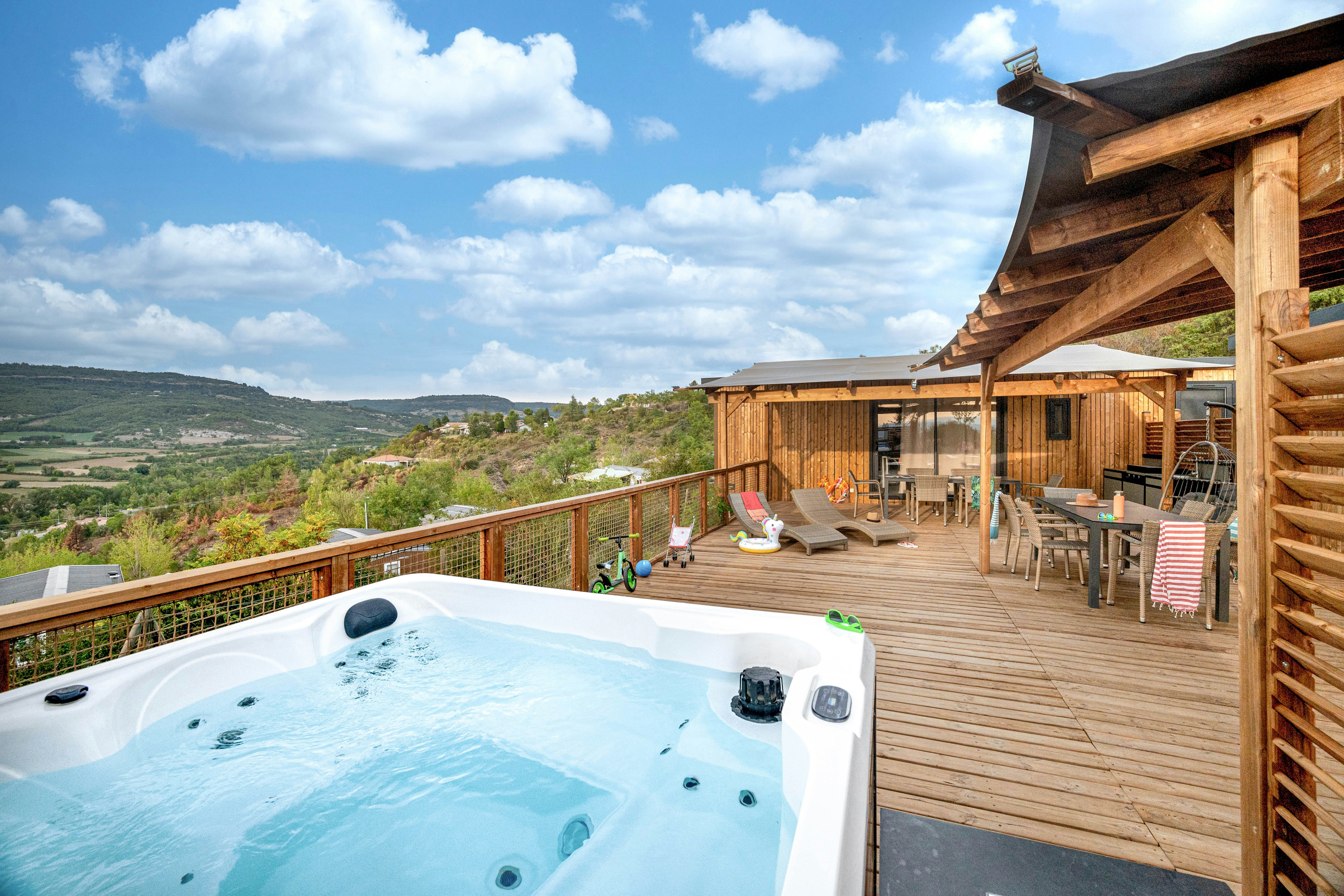 Camping Domaine le Pommier - Ciela Village  Camping Domaine Le Pommier - Mobilheim mit privatem Spa und Terrasse