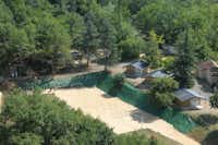 Camping Domaine Le Quercy - Luftaufnahme von Mobilheimen und Beach-Volleyball-Platz