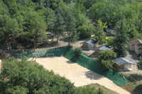 Camping Domaine Le Quercy - Luftaufnahme von Mobilheimen und Beach-Volleyball-Platz