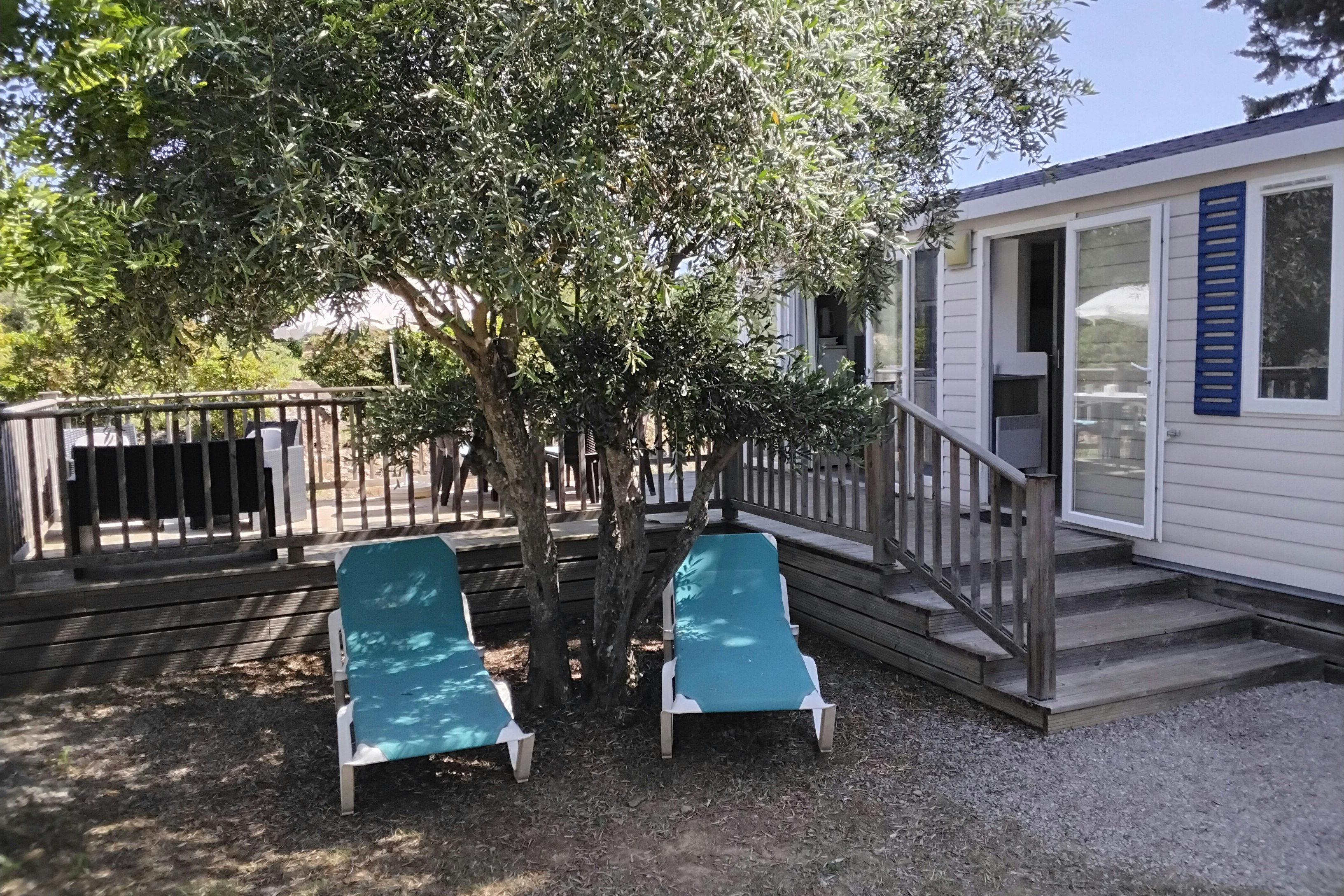 Camping Domaine Le Vernis  - Mobilheim mit Terrasse auf dem Campingplatz