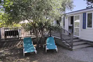 Camping Domaine Le Vernis - Mobilheim mit Terrasse auf dem Campingplatz