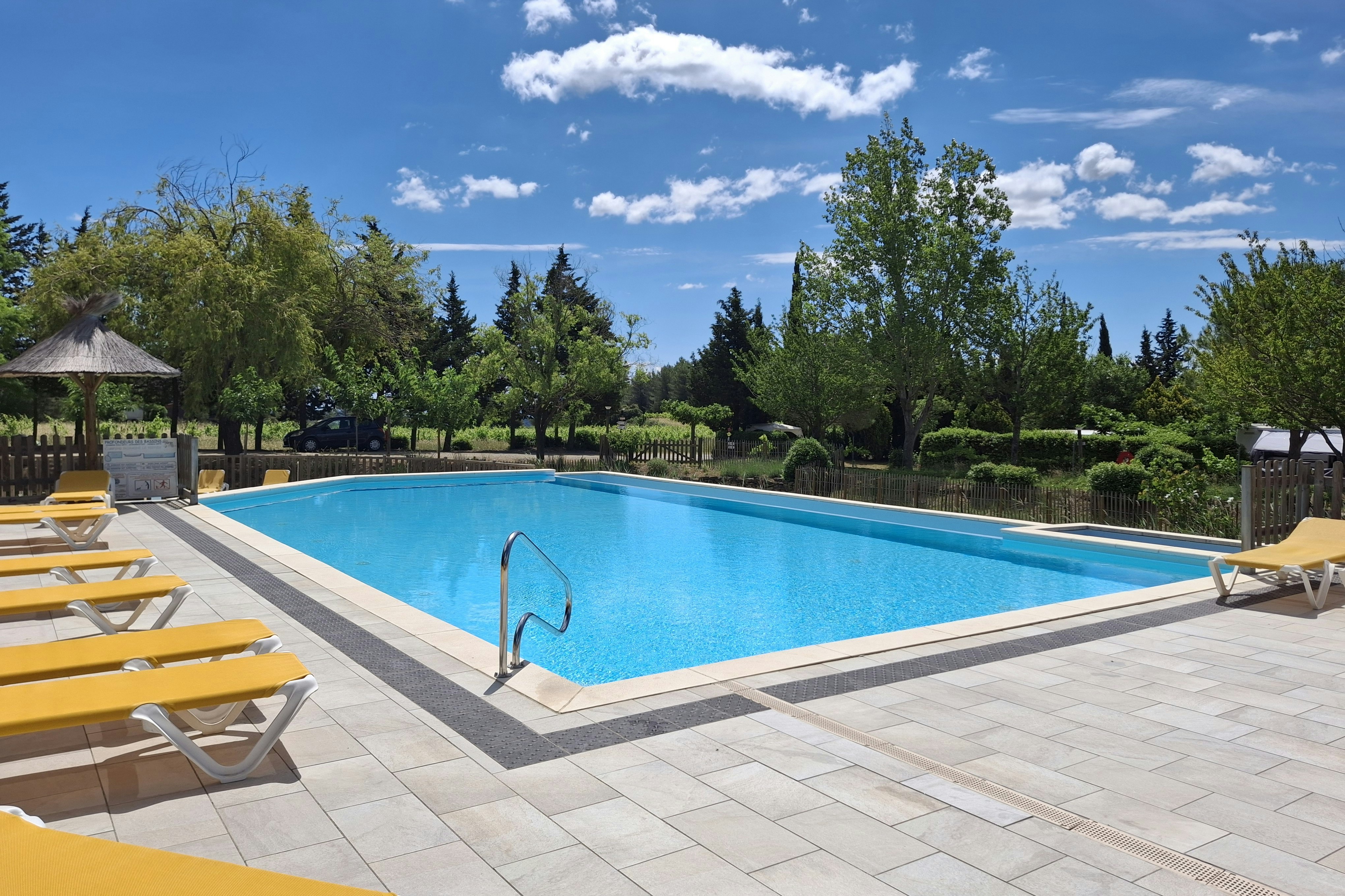Camping Domaine Le Vernis  - Pool im Freien mit Liegestühlen und Sonnenschirmen