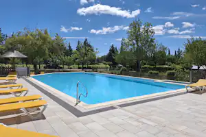 Camping Domaine Le Vernis - Pool im Freien mit Liegestühlen und Sonnenschirmen