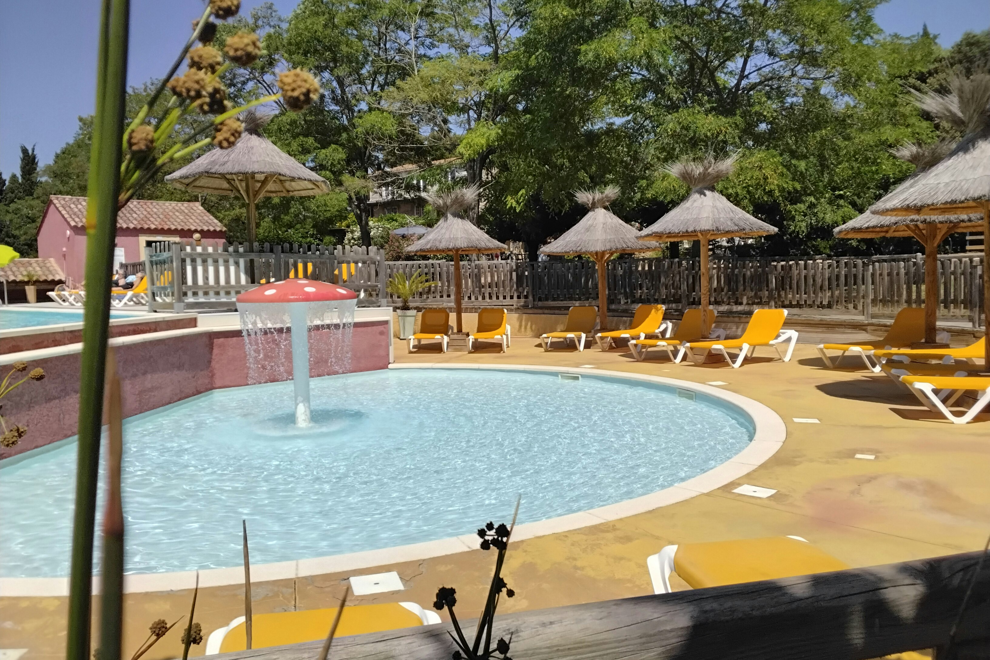 Camping Domaine Le Vernis  - Pool im Freien mit Liegestühlen und Sonnenschirmen